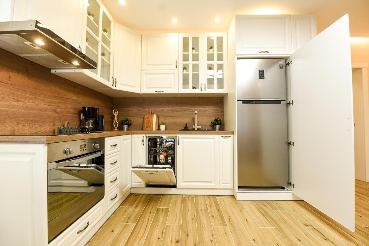 Green Leafy Brasov - Ideal 2 Bedroom Apartment エクステリア 写真